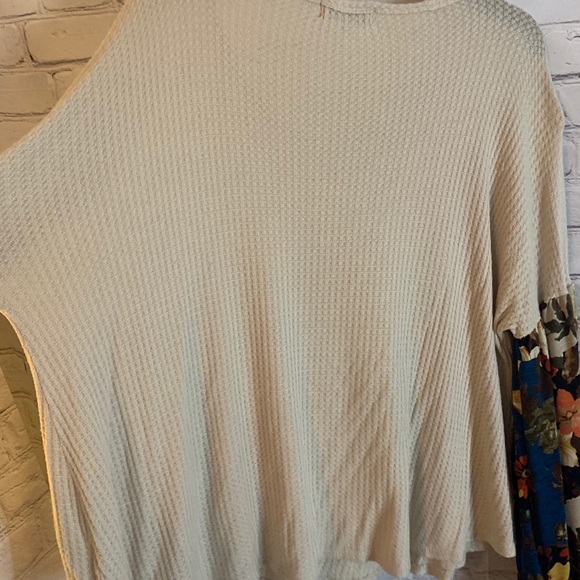 EUC waffle knit top with patterned sleeves - Picture 2 of 5